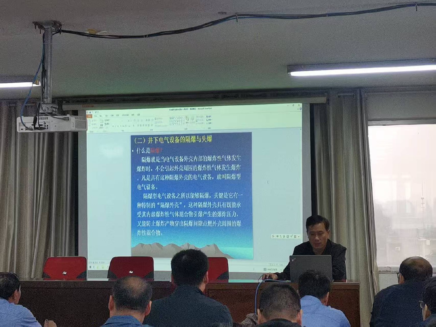 東大煤礦開(kāi)展機(jī)電維修人員專項(xiàng)培訓(xùn)